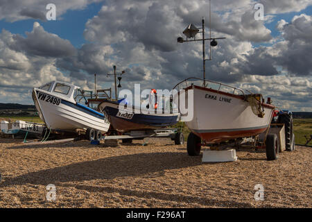 Drammatica cielo sopra Cley spiaggia a nord di Norfolk, barche da pesca Foto Stock