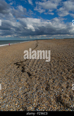 Cielo drammatico sulla spiaggia Cley North Norfolk Foto Stock