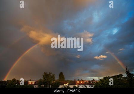 Il torneo di Wimbledon, S.W. Londra, Regno Unito. 14 settembre 2015. Un arcobaleno di moduli in serata luce solare su tetti nel sud di Londra dopo una giornata di sole e di pesanti rovesci. Credito: Malcolm Park editoriale/Alamy Live News Foto Stock