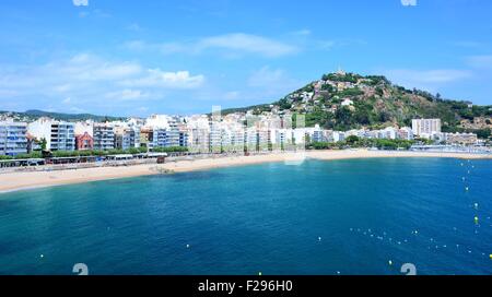 Spiaggia e mare chiaro nella città di Blanes in Spagna (Catalogna, Costa Brava) Foto Stock