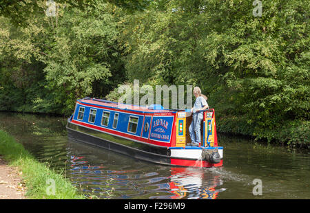 Narrowboat colorati sulla Worcester e Birmingham Canal vicino Bournville, Birmingham, Inghilterra, Regno Unito Foto Stock