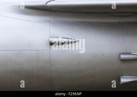 Abstract weathered d'argento metallizzato sfondo. Texture metallica. Frammento del vecchio aereo la guaina di fusoliera. Foto Stock