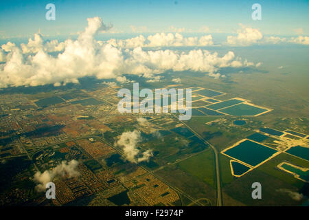 Vista aerea di cloudscape sulla periferia della città di Miami, Florida, U.S.A. Foto Stock