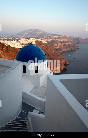 Passi verso il basso a una cupola blu chiesa in Imerovigli,Santorini, Grecia Foto Stock