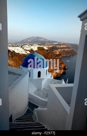 Passi verso il basso a una cupola blu chiesa in Imerovigli,Santorini, Grecia Foto Stock