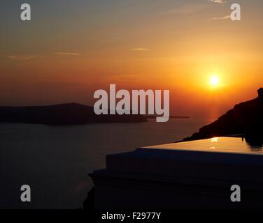 Tramonto illuminando una piscina sulla caldera,Santorini, Grecia Foto Stock