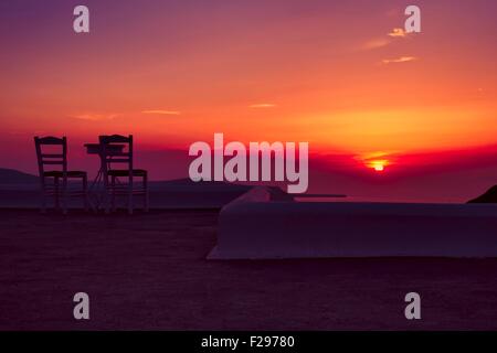 Cielo rosso tramonto sull'isola di Santorini Grecia Foto Stock