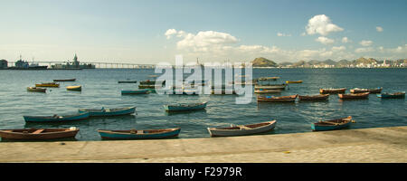 Barche da Pesca nella baia di Guanabara, Rio de Janeiro, Brasile Foto Stock