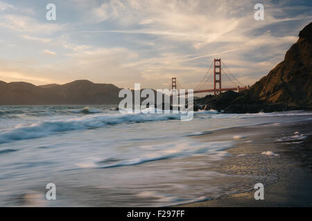 Il Golden Gate Bridge al tramonto, visto da Baker Beach, San Francisco, California. Foto Stock