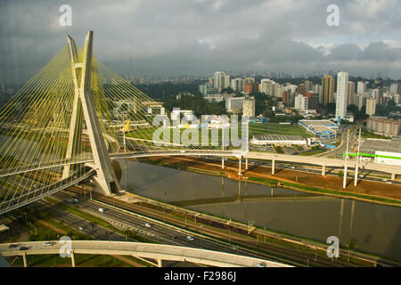 Il Octávio Frias de Oliveira ponte in São Paulo, Brasile. Foto Stock