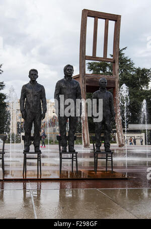 Ginevra, Svizzera. Xiv Sep, 2015. Una scultura intitolata "nulla da dire?' e composta di life-size figure in bronzo di Edward Snowden, Julian Assange e Chelsea Manning è sul display della Place des Nations davanti la sede europea delle Nazioni Unite a Ginevra, Svizzera, Sett. 14, 2015. Le figure in bronzo, creato da scultore italiano Davide Dormino, saranno esposti in piazza fino a venerdì. © Xu Jinquan/Xinhua/Alamy Live News Foto Stock