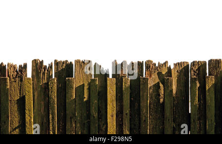 Vecchia staccionata in legno isolato su bianco Foto Stock