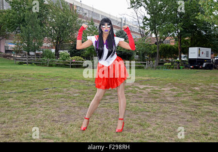 Un uomo vestito di trascinare come una donna a Bushwig 2015 in Ridgewood, Brooklyn, New York. Foto Stock