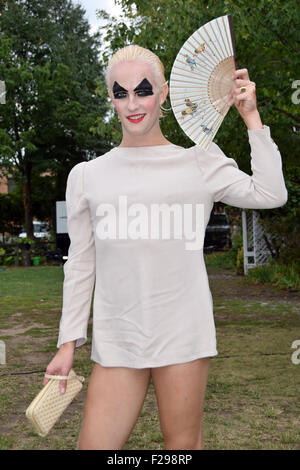 Un uomo vestito di trascinare come una donna a Bushwig 2015 in Ridgewood, Brooklyn, New York. Foto Stock