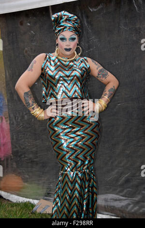 Un uomo vestito di trascinare come una donna a Bushwig 2015 in Ridgewood, Brooklyn, New York. Foto Stock