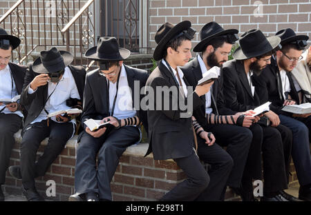 Il giorno prima del nuovo ebraica anni ragazzi religiosi pregare all'aperto presso il Lubavitcher Rebbe il recinto nel Queens, a New York Foto Stock