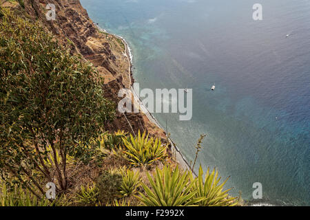 Una vista dal Cabo Girão, Madera, ripetutamente (e) debatably dell'Europa seconda più alta scogliera sul mare 580 metri sopra il livello del mare Foto Stock