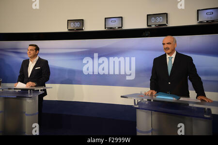 Atene, Grecia. Xiv Sep, 2015. Ex primo ministro greco Alexis Tsipras, sinistra e i leader della sinistra partito Syriza, sorge con il principale partito d opposizione conservatrice democrazia nuovo capo di partito Vangelis Meimarakis, a destra prima di un vivo dibattito teletrasmesso nello stato RUN ERT televisione in Atene. La Grecia è in possesso di una snap elezioni generali del 7 settembre 20, 2015. © Aristidis Vafeiadakis/ZUMA filo/Alamy Live News Foto Stock