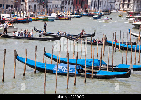 Gondole parcheggio nel veneziano tradizionale barca a remi Foto Stock