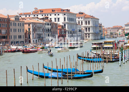 Gondole parcheggio nel veneziano tradizionale barca a remi Foto Stock