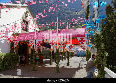 La chiesa a Curral das Freira (le monache' Valley), Madeira, Portogallo - decorato per un festival estivo Foto Stock