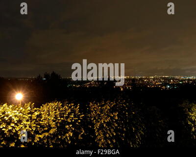 AJAXNETPHOTO. 2012. LOUVECIENNES, FRANCIA. - LUCI NOTTURNE - VISTA DA LOUVECIENNES GUARDANDO AD EST ATTRAVERSO I SOBBORGHI DI PARIGI OVEST. PHOTO:JONATHAN EASTLAND/AJAX REF:GR3121506 13671 Foto Stock