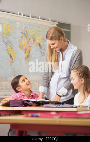 Insegnante femminile aiutando gli studenti in aula, Monaco di Baviera, Germania Foto Stock