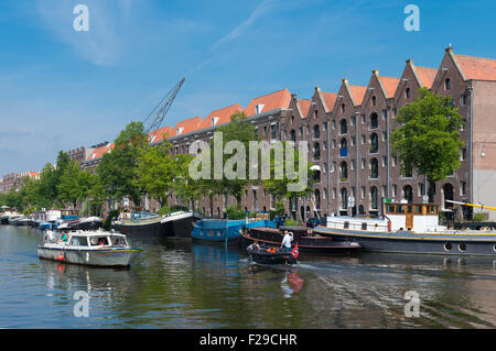 AMSTERDAM - Agosto 2, 2015: persone sconosciute in barche a motore in un canale di Amsterdam. Foto Stock