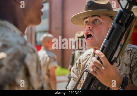 Un U.S. Punta Marina istruttore motiva reclute durante le armi praticare la formazione a Marine Corps reclutare Depot boot camp Luglio 30, 2015 a Parris Island, nella Carolina del Sud. Foto Stock