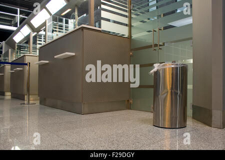 Scrivanie in acciaio in aeroporto hall Foto Stock