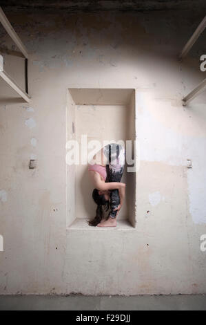 Metà donna adulta pratica uttanasana pongono nell'alcova, Monaco di Baviera, Germania Foto Stock