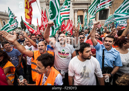 Roma, Italia. Xiv Sep, 2015. AMA i dipendenti di gridare slogan che prendono parte a una manifestazione di protesta contro i grandi di Roma Ignazio Marino per la decisione di privatizzare la città spazzamento strade di Roma. AMA i dipendenti (Azienda Municipale Ambiente), sono responsabili per la garbage collection, il riciclaggio e la pulizia delle strade di Roma. © Giuseppe Ciccia/Pacific Press/Alamy Live News Foto Stock