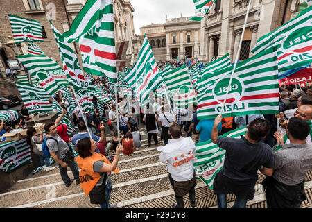 Roma, Italia. Xiv Sep, 2015. Centinaia di AMA i dipendenti si riuniscono per prendere parte a una manifestazione di protesta contro i grandi di Roma Ignazio Marino per la decisione di privatizzare la città spazzamento strade di Roma. AMA i dipendenti (Azienda Municipale Ambiente), sono responsabili per la garbage collection, il riciclaggio e la pulizia delle strade di Roma. © Giuseppe Ciccia/Pacific Press/Alamy Live News Foto Stock