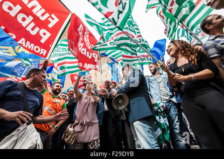 Roma, Italia. Xiv Sep, 2015. AMA i dipendenti dell'Unione onde bandiere che prendono parte a una manifestazione di protesta contro i grandi di Roma Ignazio Marino per la decisione di privatizzare la città spazzamento strade di Roma. AMA i dipendenti (Azienda Municipale Ambiente), sono responsabili per la garbage collection, il riciclaggio e la pulizia delle strade di Roma. © Giuseppe Ciccia/Pacific Press/Alamy Live News Foto Stock