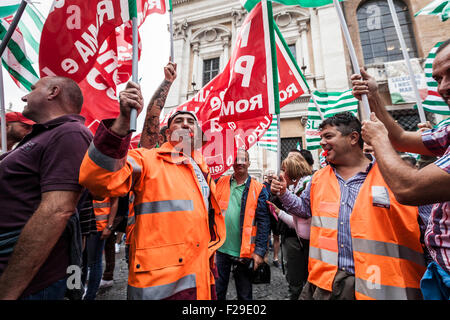 Roma, Italia. Xiv Sep, 2015. AMA i dipendenti di fischio di soffiaggio che prendono parte a una manifestazione di protesta contro i grandi di Roma Ignazio Marino per la decisione di privatizzare la città spazzamento strade di Roma. AMA i dipendenti (Azienda Municipale Ambiente), sono responsabili per la garbage collection, il riciclaggio e la pulizia delle strade di Roma. © Giuseppe Ciccia/Pacific Press/Alamy Live News Foto Stock