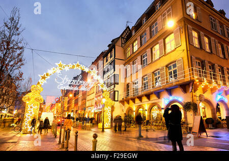 Mercato di Natale decorazione. Strasburgo. Le migliori d'Europa mercatino di Natale 2014. Bas-Rhin. L'Alsazia. Francia Foto Stock