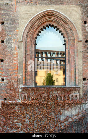Finestra del Castello Sforzesco di Milano - Italia Foto Stock