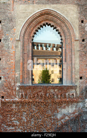 Finestra del Castello Sforzesco di Milano - Italia Foto Stock