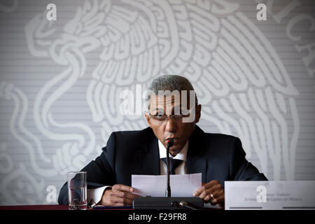 Città del Messico. Xiv Sep, 2015. Ambasciatore egiziano in Messico Yasser Shaban partecipa a una conferenza stampa sulla morte del messicano due turisti che sono stati uccisi durante il loro viaggio in Egitto in Città del Messico, capitale del Messico, sul Sett. 14, 2015. Il governo messicano il lunedì ha chiesto l'Egitto il lancio di un 'sswift e approfondito' indagine in "accidentale airstrike' su un convoglio di turisti compresi 15 messicani. Credito: Alejandro Ayala/Xinhua/Alamy Live News Foto Stock