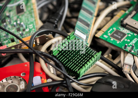 Pila di vecchi cavi di computer e dispositivi. Foto Stock