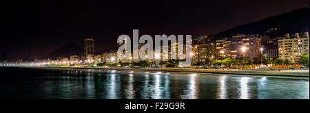 Spiaggia di Copacabana panorama di notte a Rio de Janeiro in Brasile Foto Stock