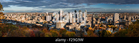 Panorama di Montreal come visto dal Mount Royal su un tardo pomeriggio. Foto Stock