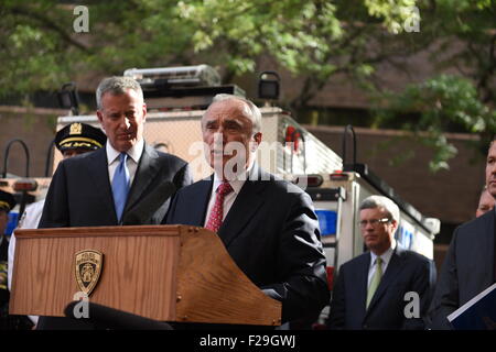 La città di New York, Stati Uniti. Xiv Sep, 2015. Signor Commissario NYPD William Bratton (destra) risponde alle domande in conferenza stampa. Sindaco di Bill de Blasio e commissario NYPD William Bratton ha tenuto una conferenza stampa dopo aver preso parte a una serie di esercizi con FBI e il servizio segreto in preparazione per il Papa Francesco la visita a New York. Credito: Andy Katz/Pacific Press/Alamy Live News Foto Stock