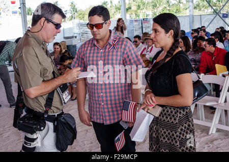 Miami Beach Florida,cerimonia del giuramento della cittadinanza,immigrati,naturalizzazione,cittadino,giuramento,nuovi cittadini,fedeltà,uomini ispanici maschi,donne fem Foto Stock