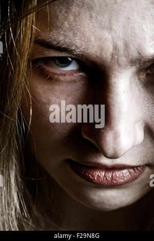 Close up su angry male sconvolto scary donna Foto Stock