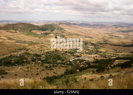 Vista di Enna campagna, Sicilia Foto Stock