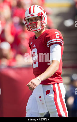 12 settembre 2015: Wisconsin Badgers quarterback Joel doga #2 durante il NCAA Football gioco tra il Miami (Ohio) Redhawks e Wisconsin Badgers a Camp Randall Stadium di Madison, WI. Wisconsin sconfitto Miami (Ohio) 58-0. John Fisher/CSM Foto Stock