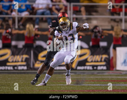 Las Vegas, NV, Stati Uniti d'America. Xii Sep, 2015. UCLA Bruins running back (23) Nate Starks cerca di liberarsi di un tentativo di affrontare durante la UCLA Bruins vs UNLV ribelli gioco di calcio. Xiii classificato UCLA sconfitto UNLV 37-3 il Sabato, Settembre 12, 2015 a Sam Boyd Stadium di Las Vegas, Nevada. (Obbligatorio Credito: Juan Lainez/MarinMedia.org/Cal Sport Media) (completare il fotografo e il credito richiesto) © csm/Alamy Live News Foto Stock