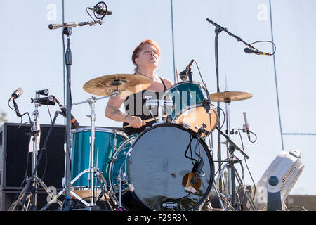 Chicago, Illinois, Stati Uniti d'America. Xii Sep, 2015. Il batterista LORI BARBERO di Babes in Toyland suona dal vivo durante il Riot Fest a Douglas Park di Chicago, Illinois © Daniel DeSlover/ZUMA filo/Alamy Live News Foto Stock