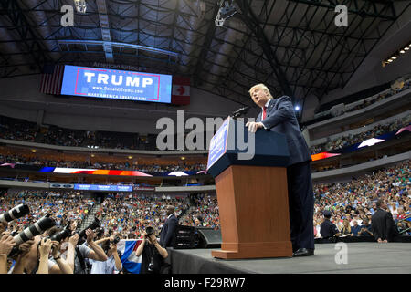 Dallas, Texas, Stati Uniti d'America. 14 Settembre, 2015. Imprenditore Donald Trump fa un aspetto della campagna con un 90 minuti di discorso durante una sosta presso la American Airlines Center di Dallas. Trump è leader del pacco di candidati Repubblicani andando a mercoledì in discussione. Credito: Bob Daemmrich/Alamy Live News Foto Stock